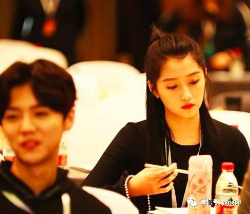 鹿晗关晓彤娱乐圈吃瓜,揭秘明星恋情背后的真相